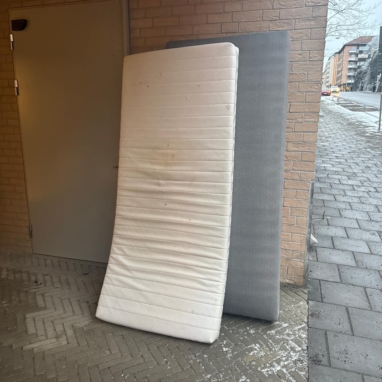 image of Återvinna två madrasser - Stockholm