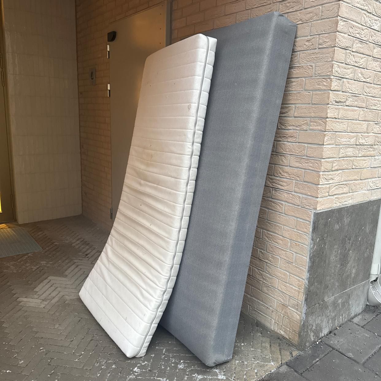 image of Återvinna två madrasser - Stockholm