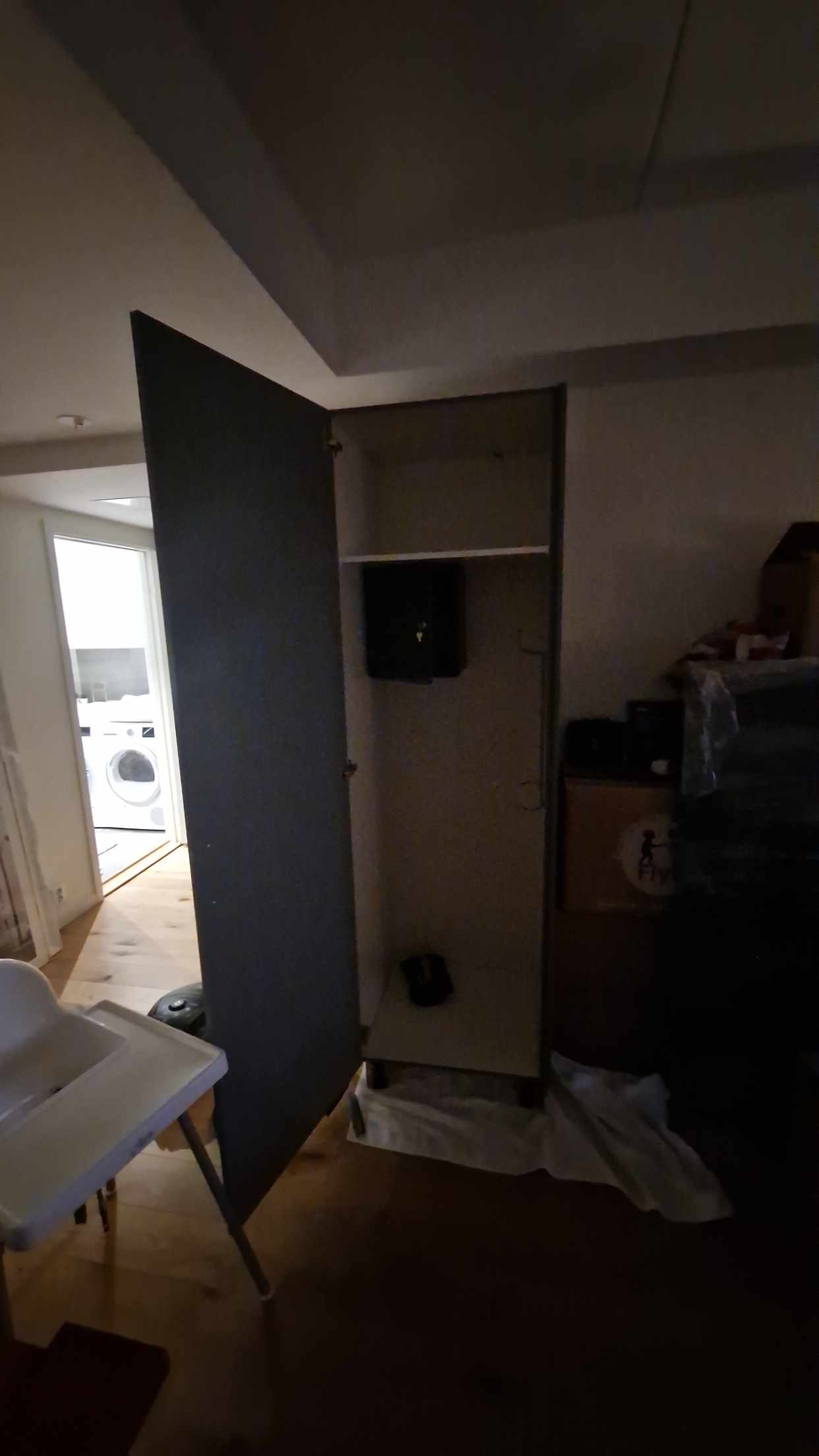 image of Städskåp 215cm högt. - Bromma