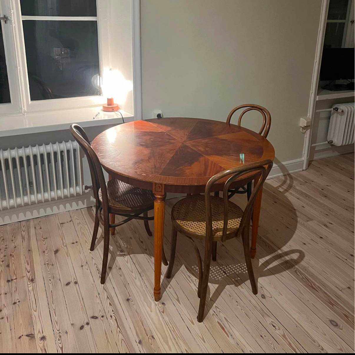 image of Bord, ben avskruvade. - 