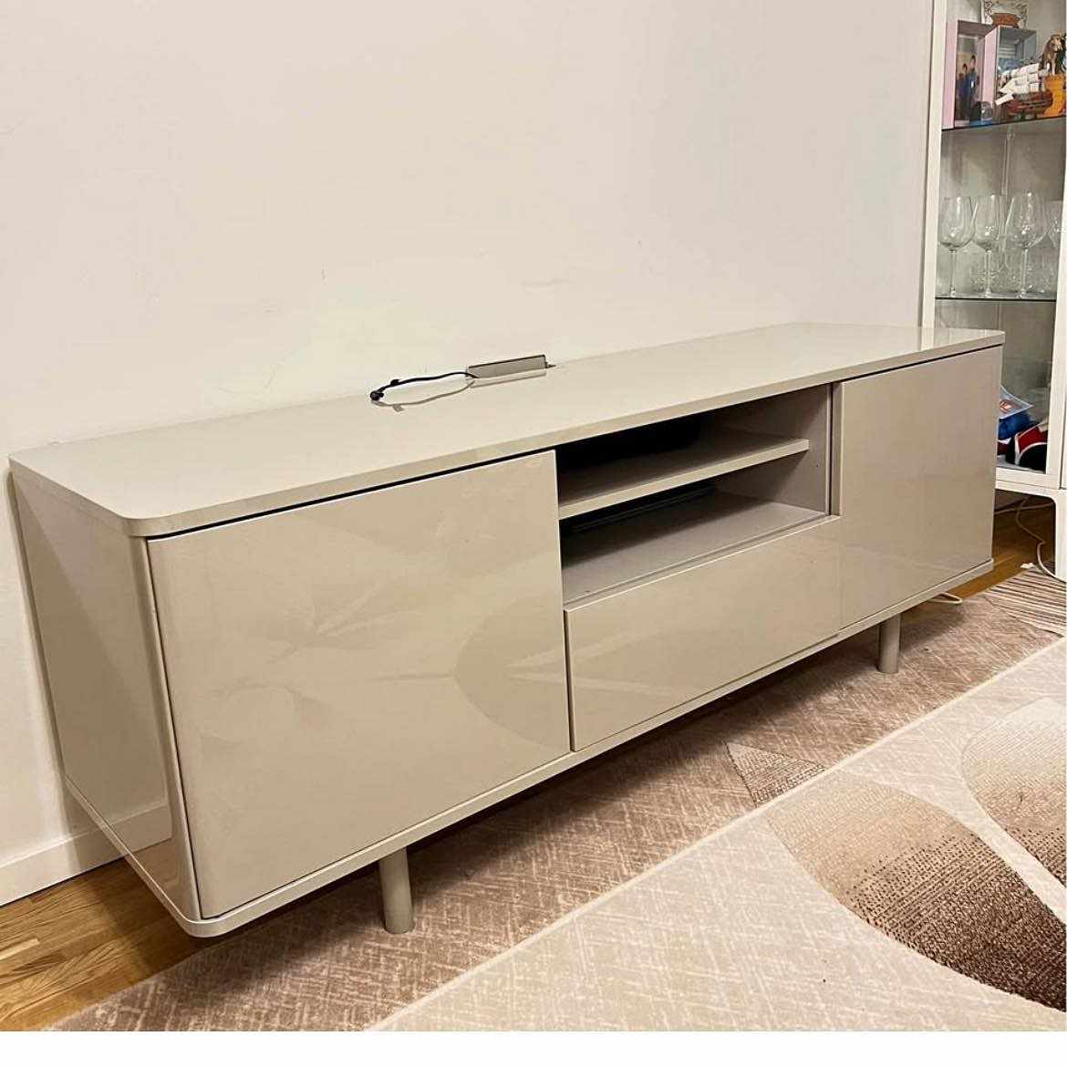 image of Leverans av tv-bänk - 