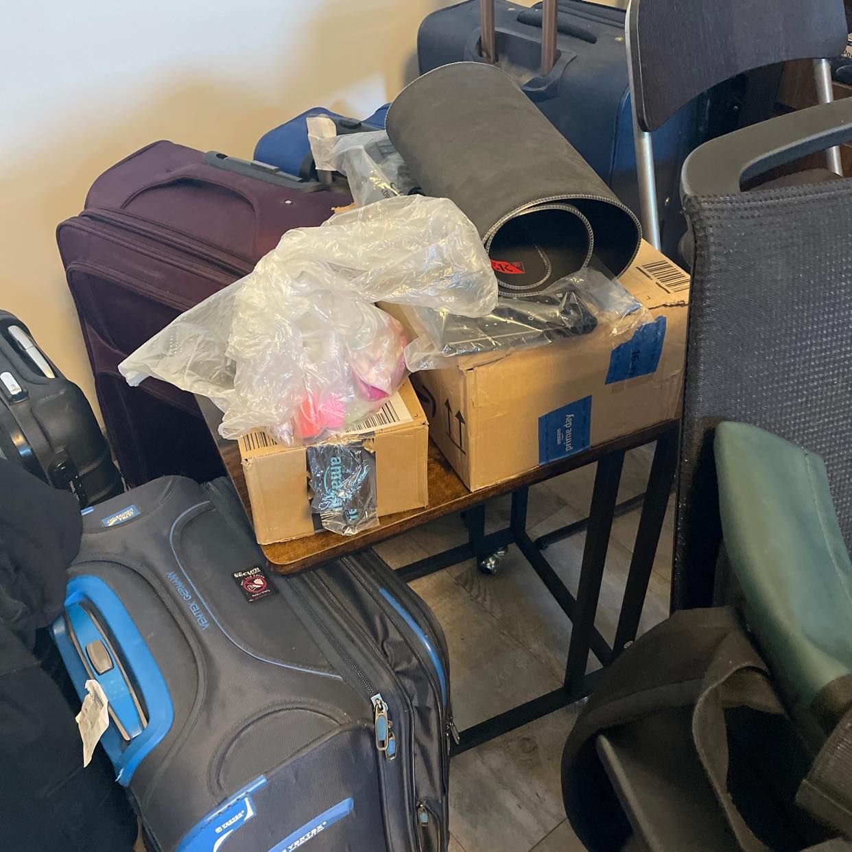 image of Koffer 🧳 und Boxen 📦 - 