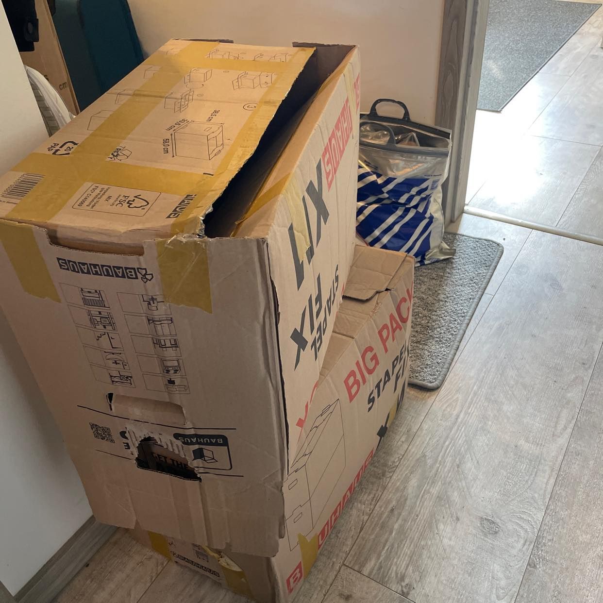 image of Koffer 🧳 und Boxen 📦 - 