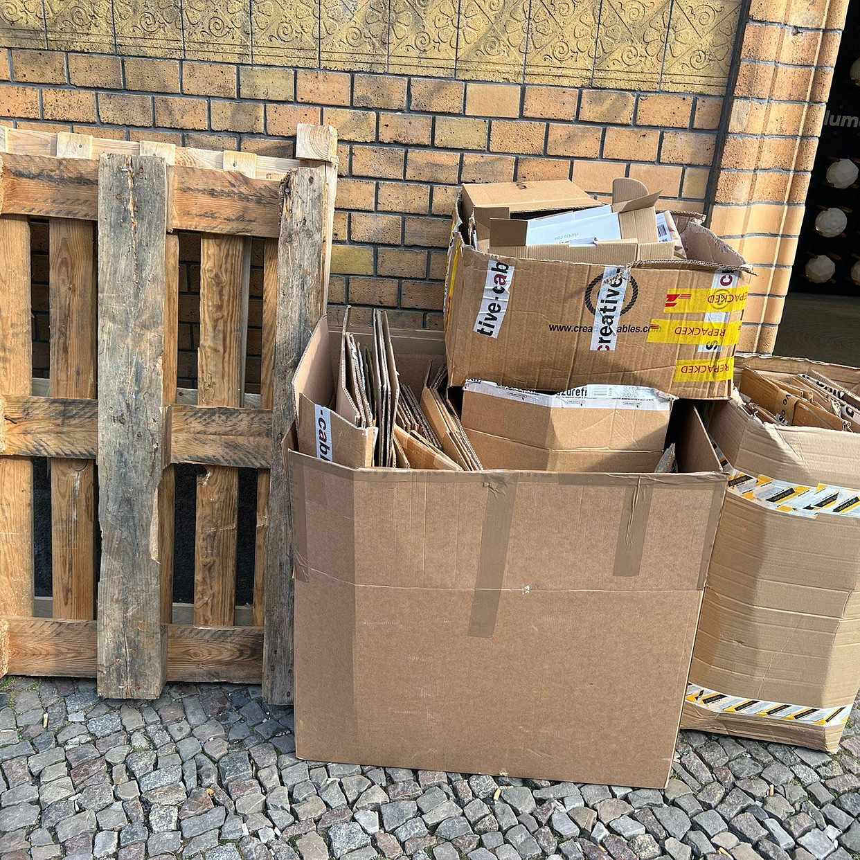 image of Pappe und  Zwei Paletten - Berlin