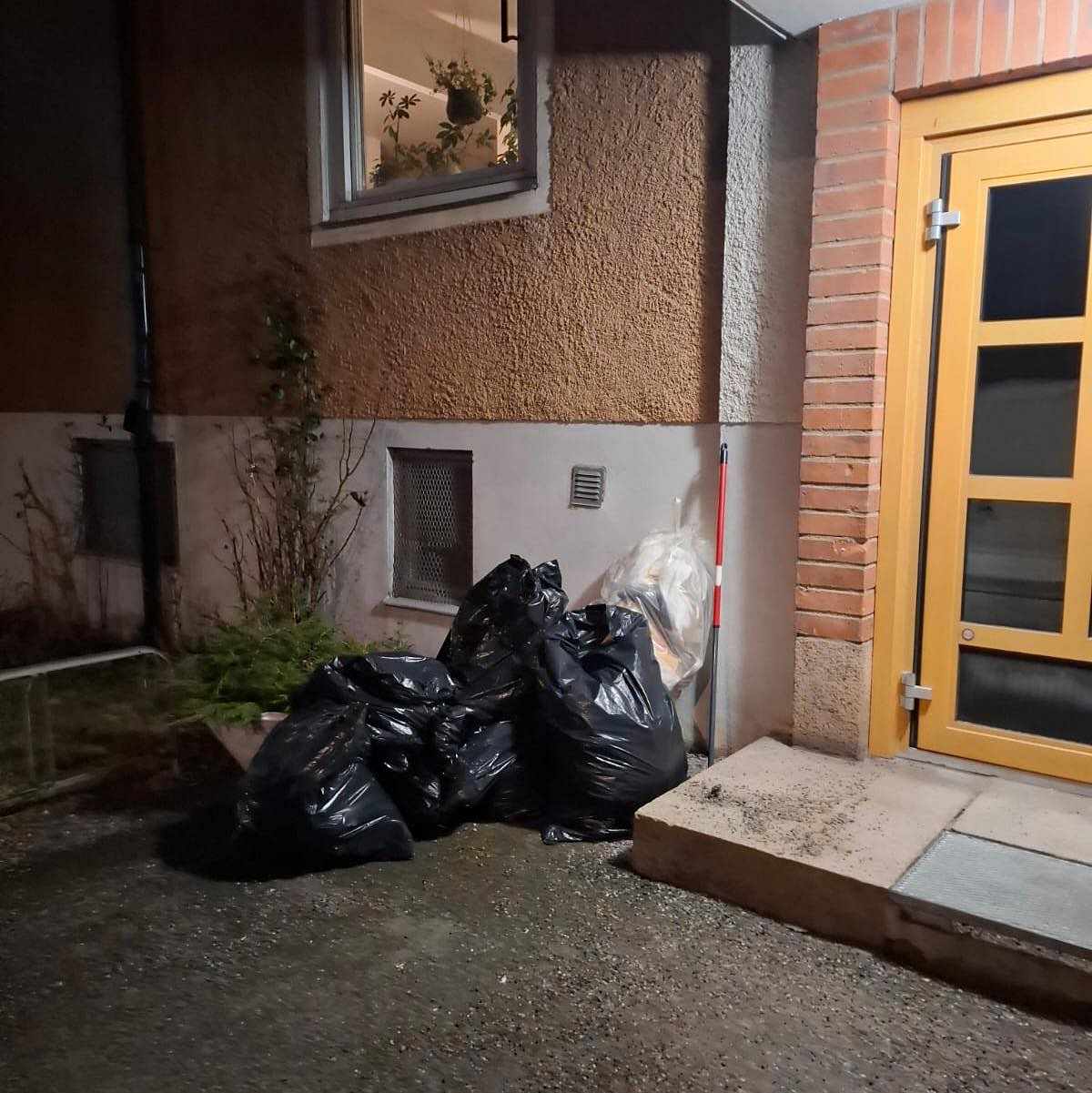 image of 6-7 black bags - Solna
