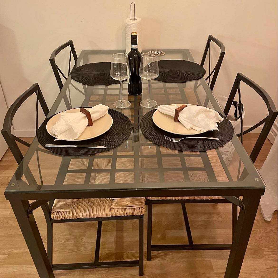 image of Table and 4 chairs - 