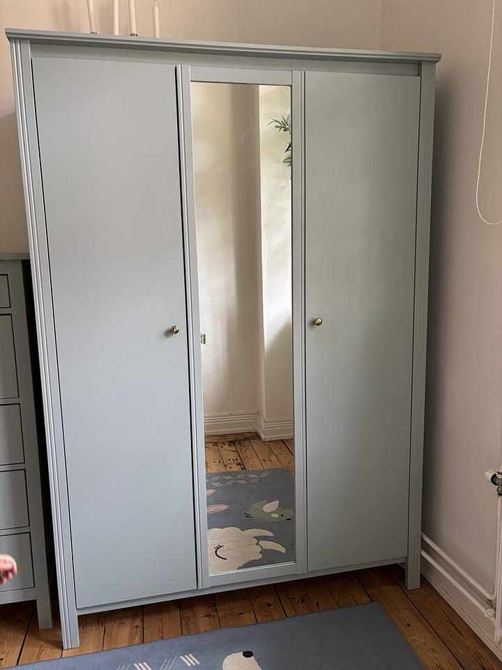 image of Vackert klädskåp - 