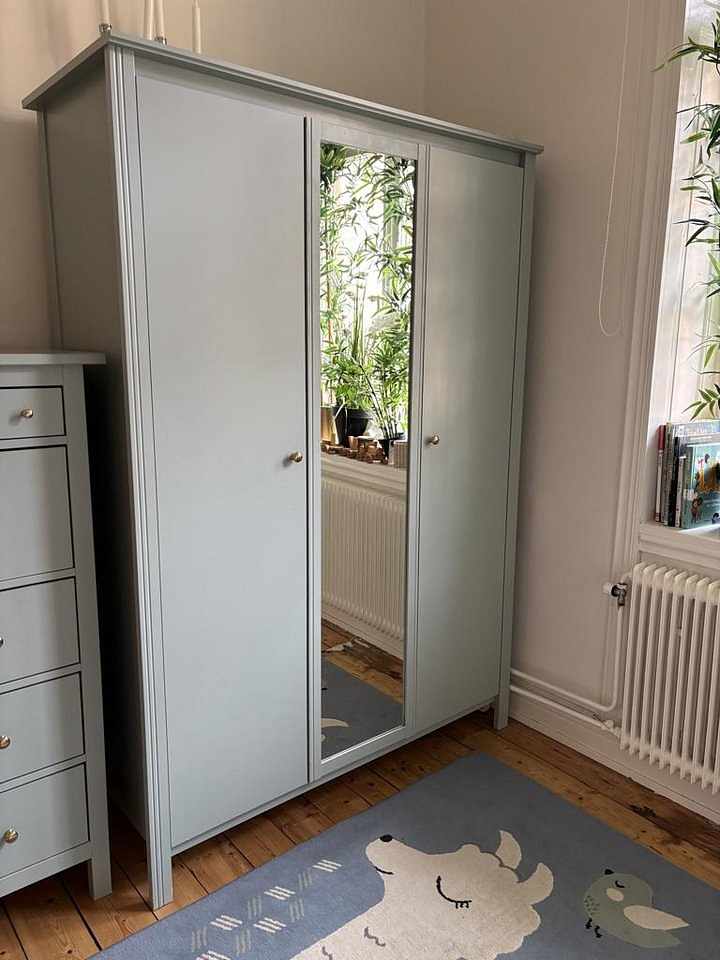 image of Vackert klädskåp - 