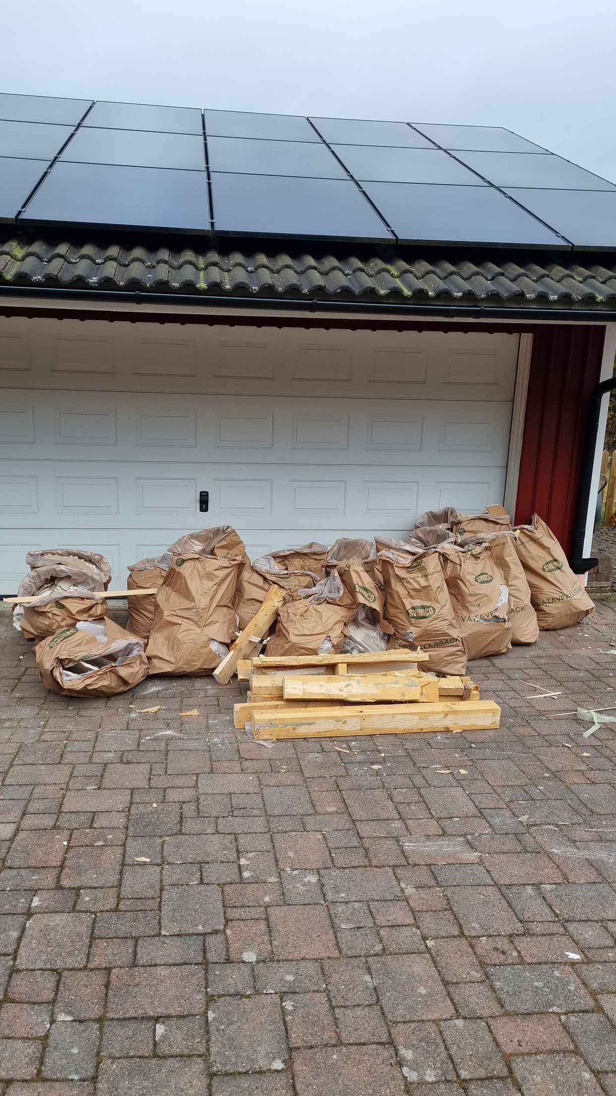 image of Skräp att hämta - Fjärås