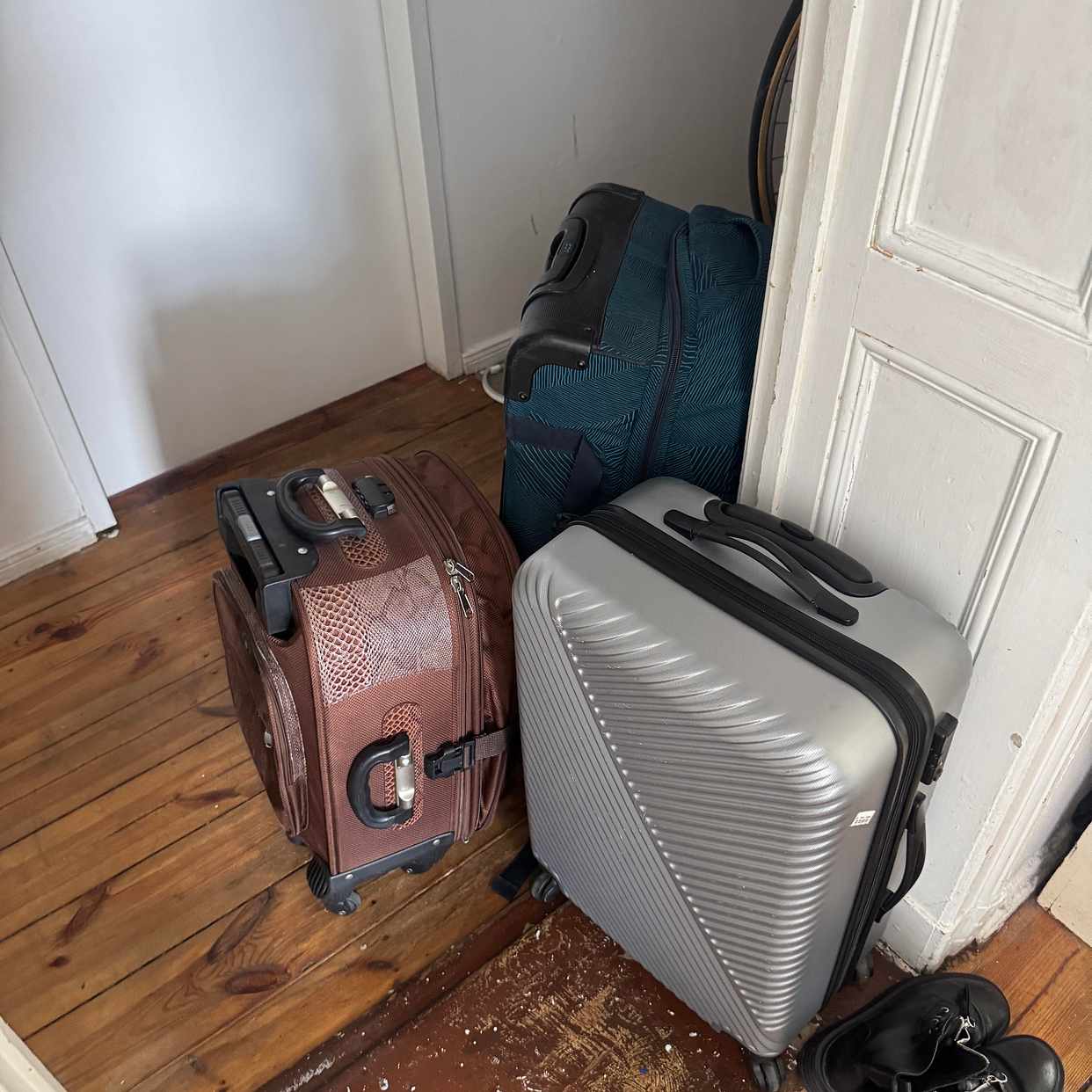 image of 3 suitcases, 4 boxes - 