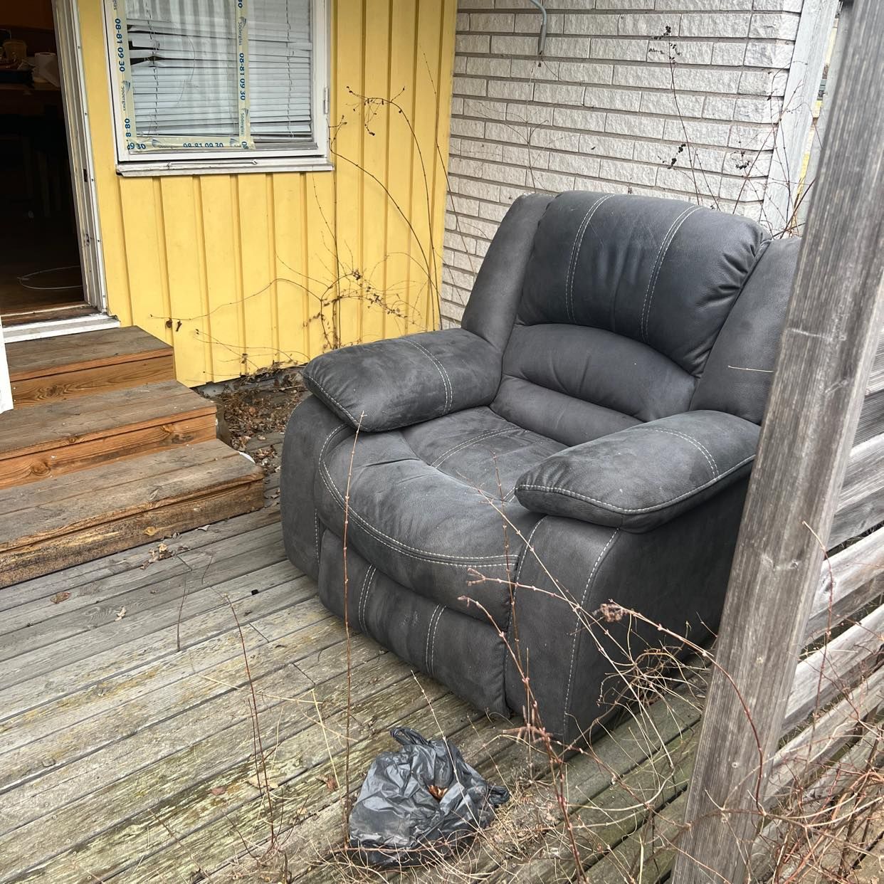 image of Två fåtöljer till tippen - Sollentuna