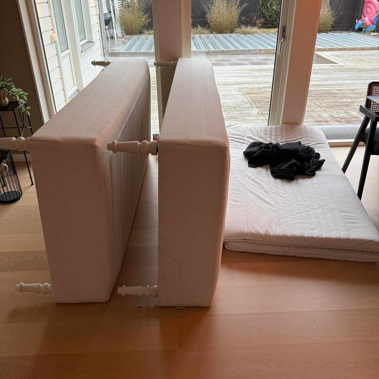 image of Flytta sängar och byrå. - 