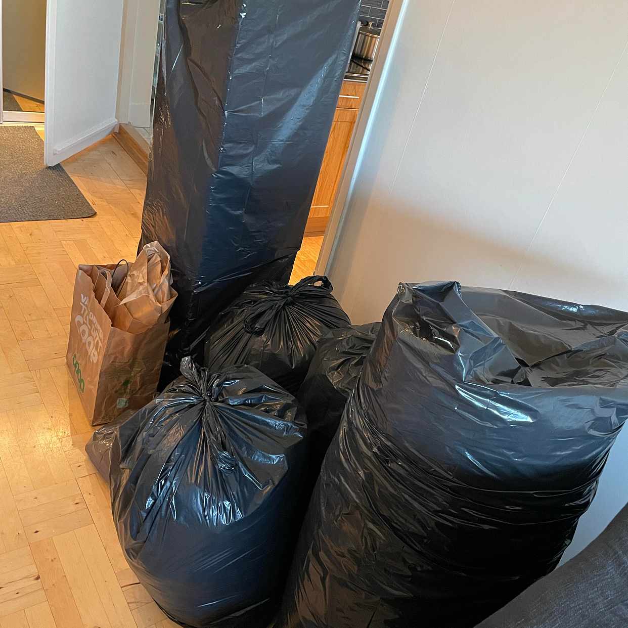image of Säng, möbler och småsaker - Enskede-Årsta-Vantör
