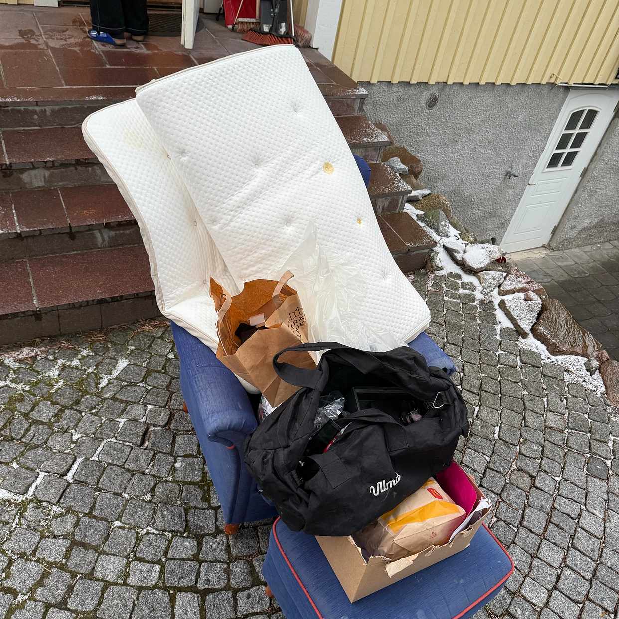 image of Fåtölj, madrass, kläder - Sundbyberg
