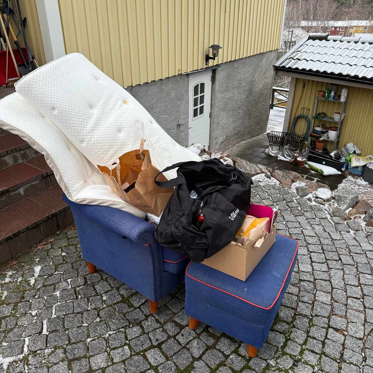 image of Fåtölj, madrass, kläder - Sundbyberg