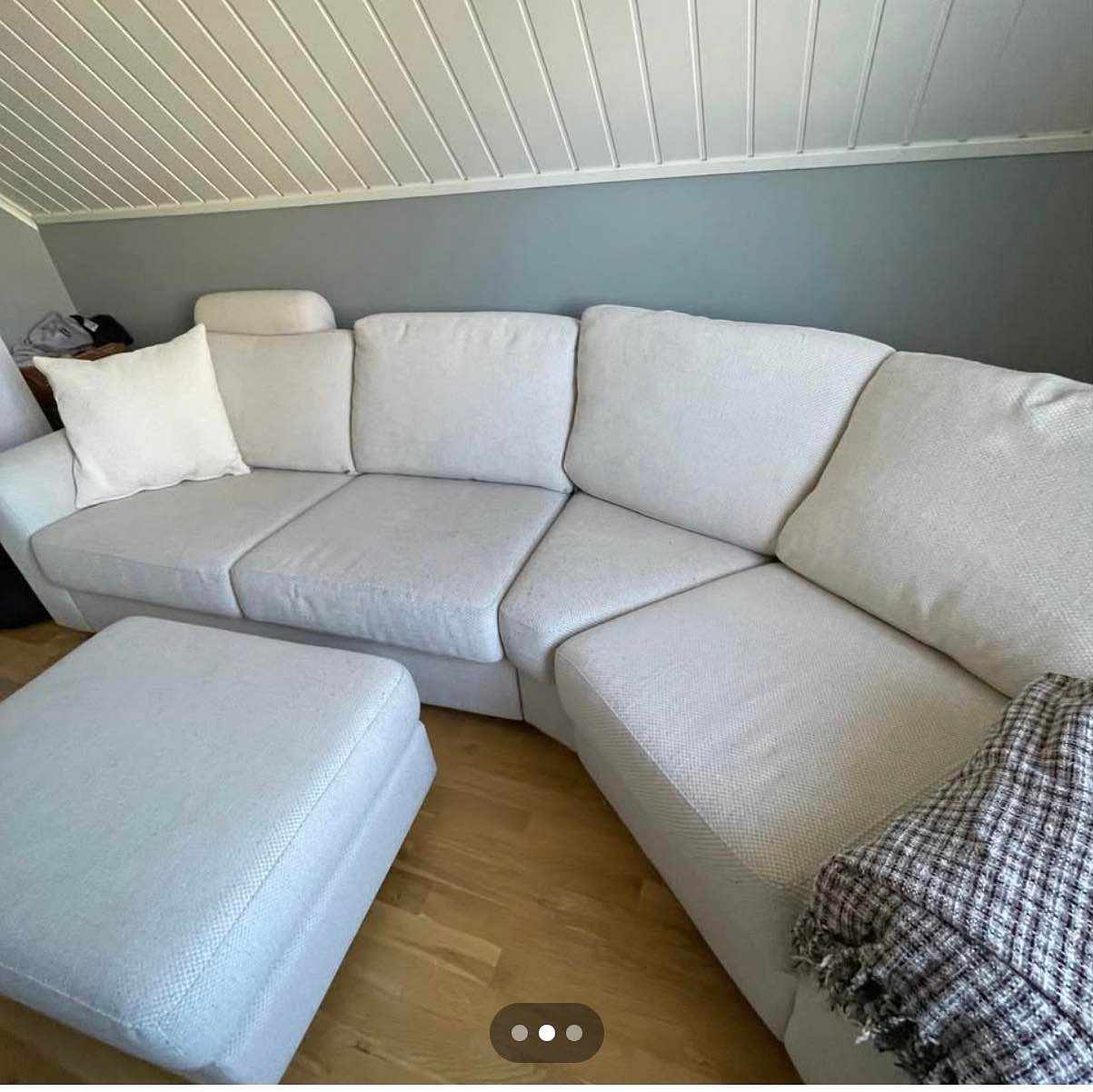 image of En soffa & fotpall - 