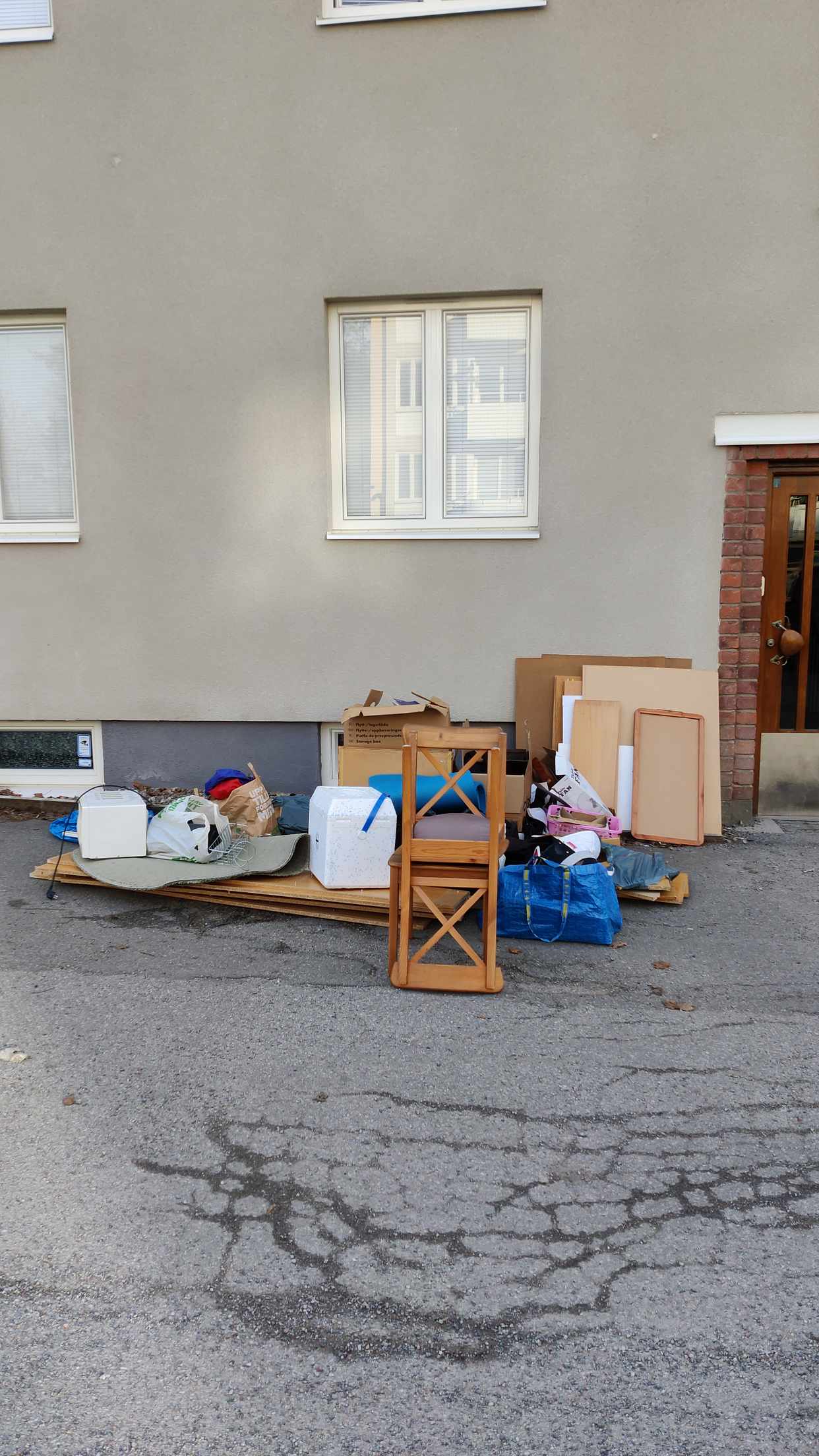 image of Skräp som ska slängas - Hägersten