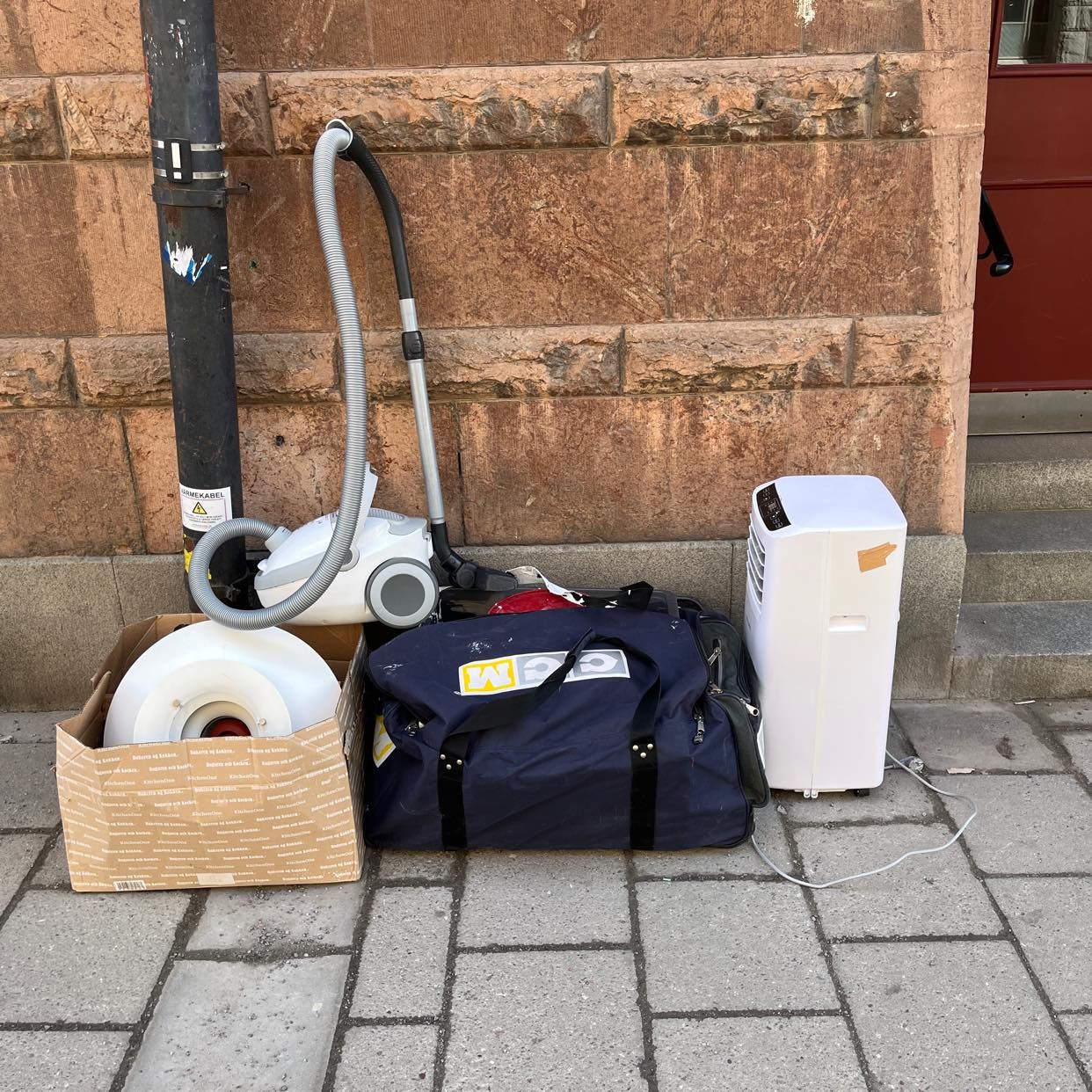 image of Paint, electronics etc - Östermalm