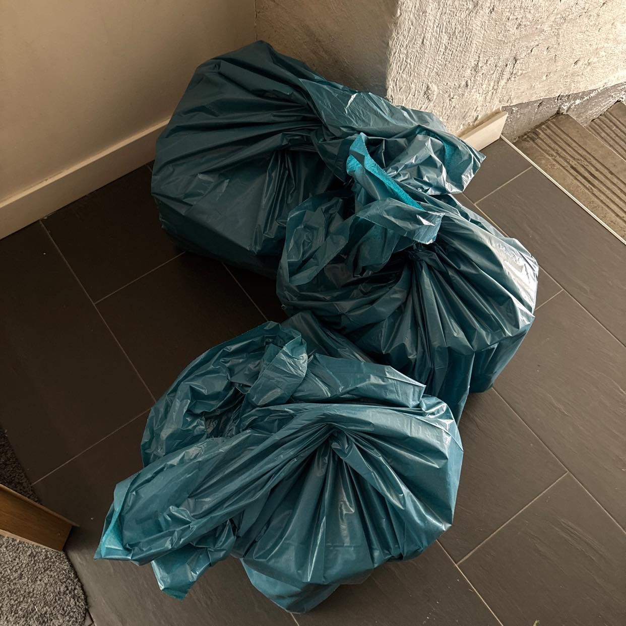 image of Plast trallar i sopsäckar - Stockholm