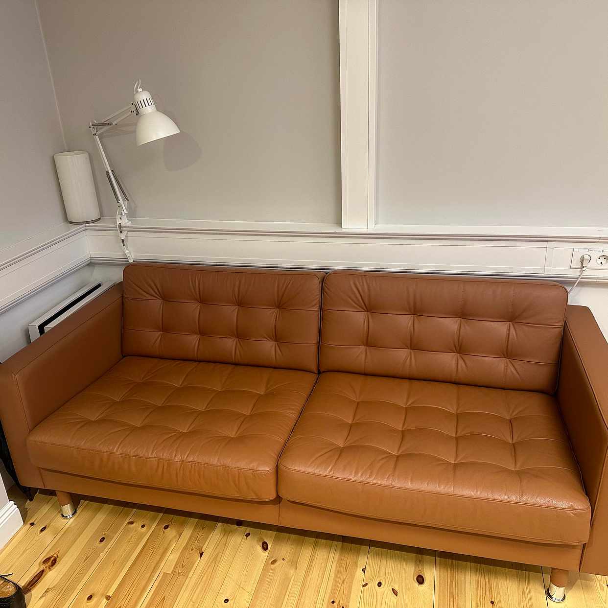 image of Hämta soffa och bokhylla - Stockholm