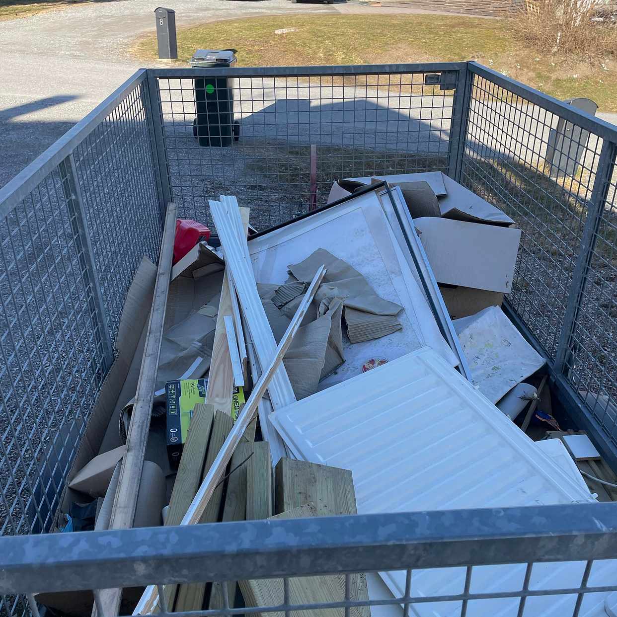 image of Slänga skräp på återvinni - Åkersberga