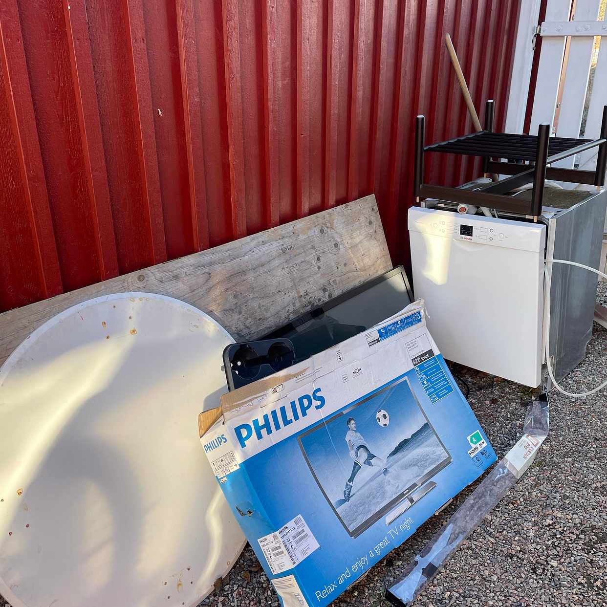 image of Slänga skräp på återvinni - Åkersberga