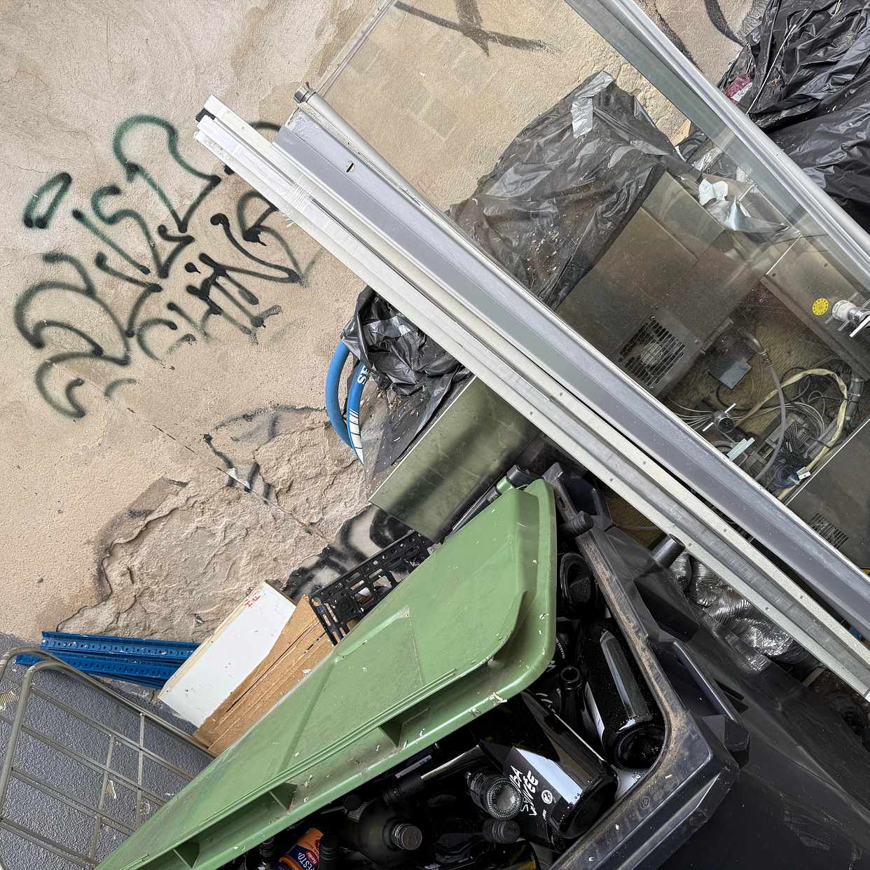 image of Pappe, Plastik, 1 Ofen - Berlin
