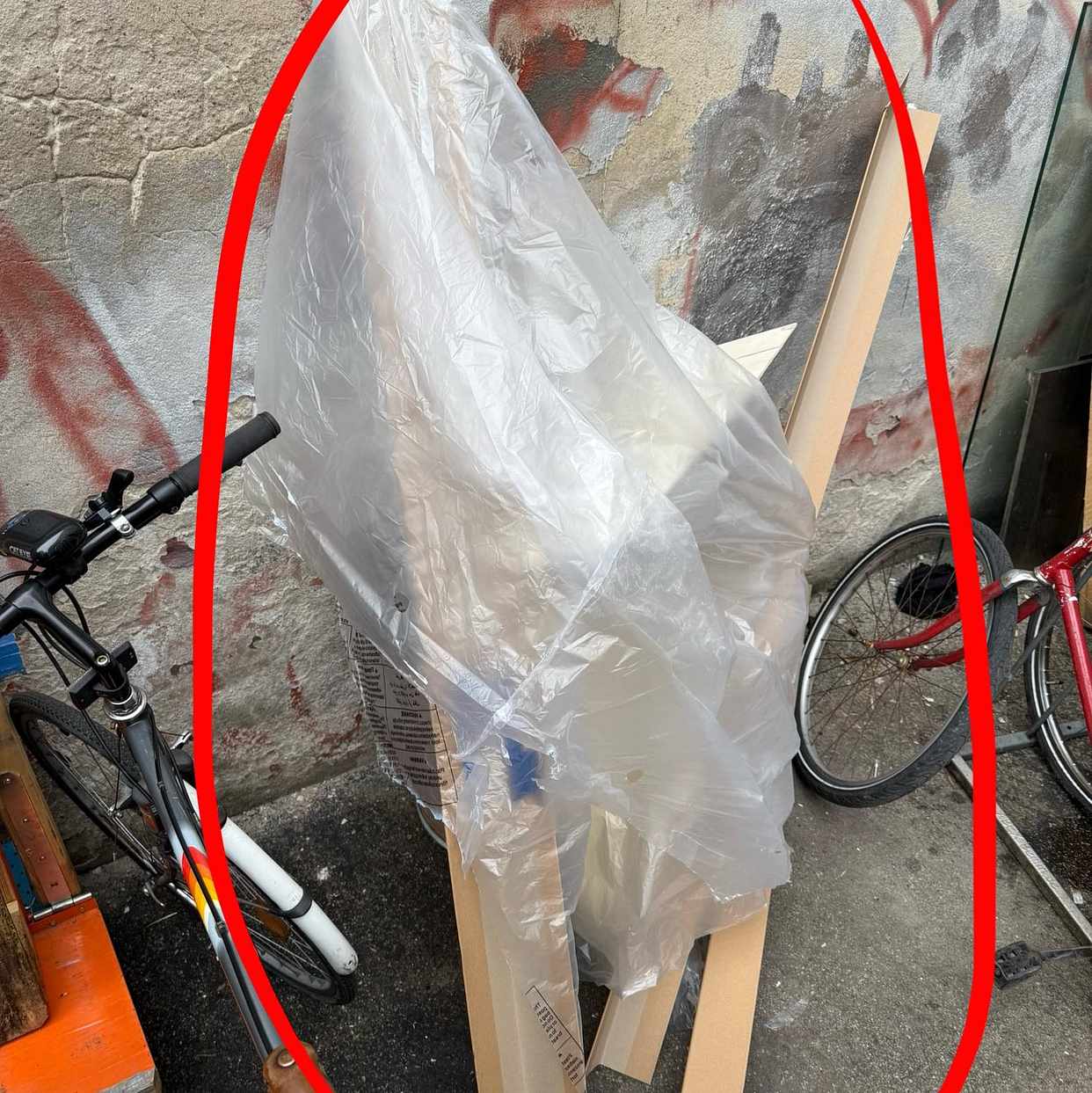 image of Pappe, Plastik, 1 Ofen - Berlin