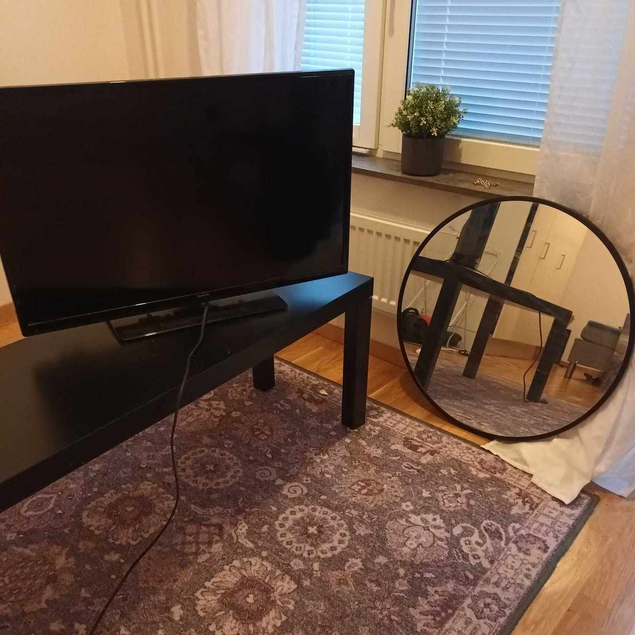 image of Mindre tv med bänk - Älvsjö