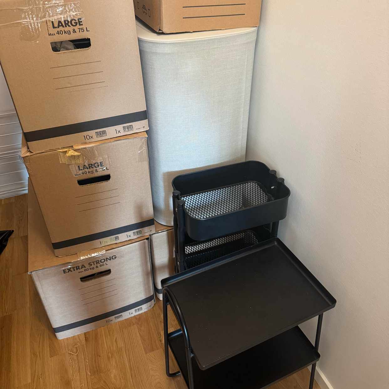 image of Kartonger, påsar och säng - 