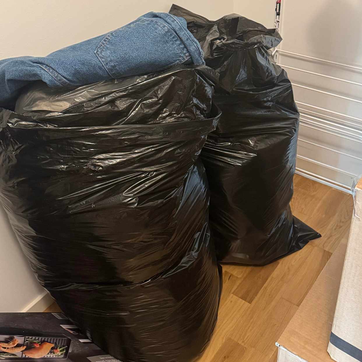 image of Kartonger, påsar och säng - 
