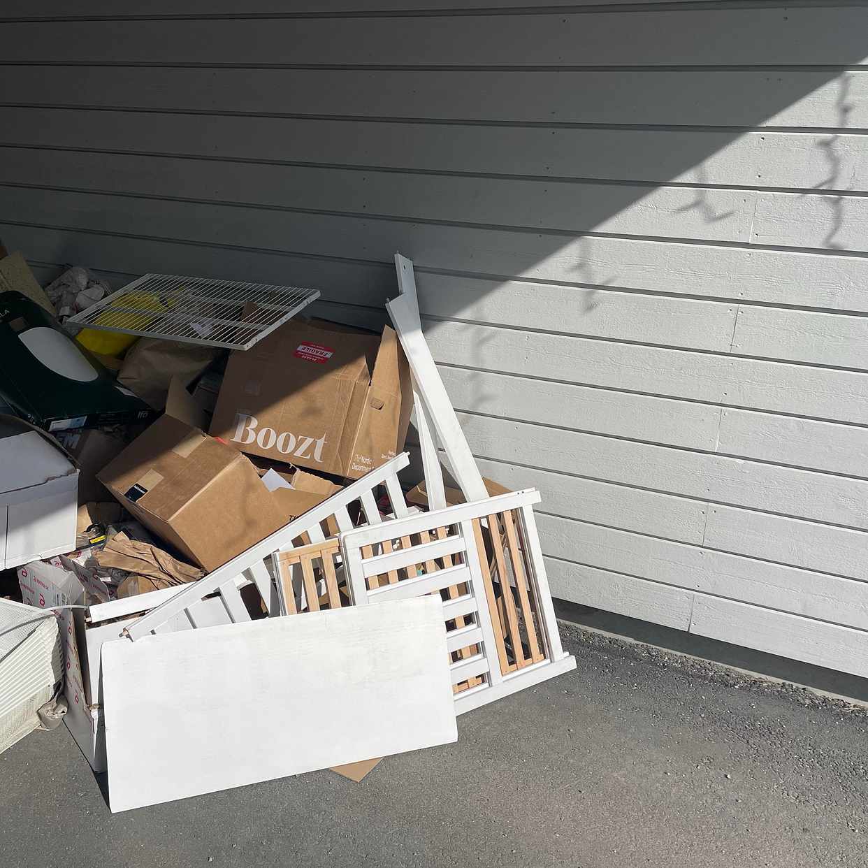 image of Cardboards, wood, metal - Kungsängen