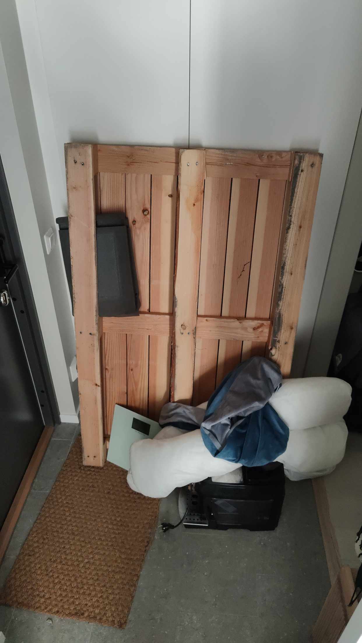 image of Pallet och divers skräp - Stockholm