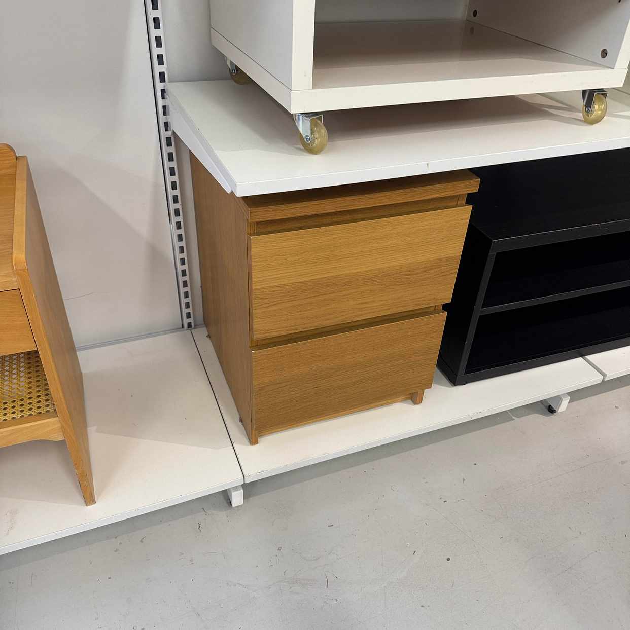 image of Byrå, sängbord, matbord. - 