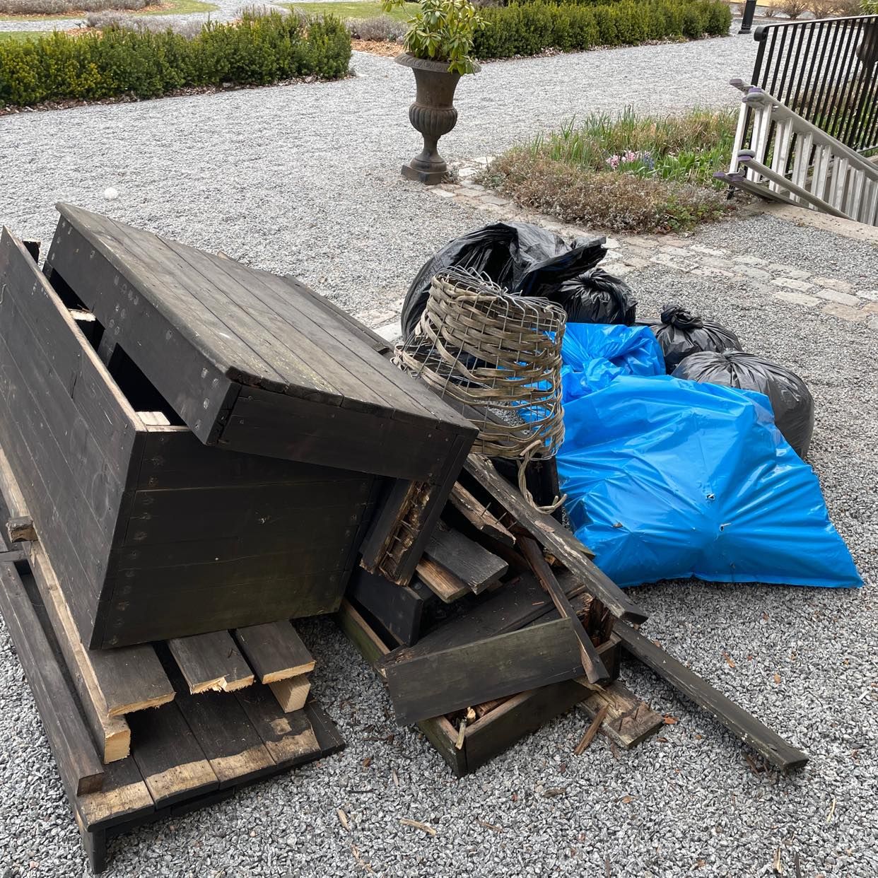 image of Gammalt trä plus jordsäck - Nacka