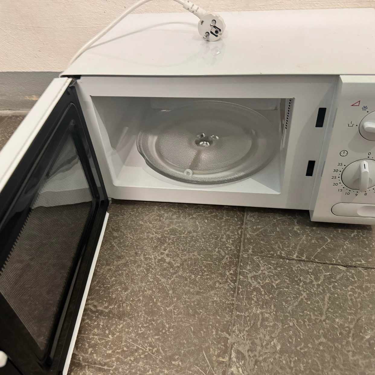 image of Small microwave recycling - Stockholm
