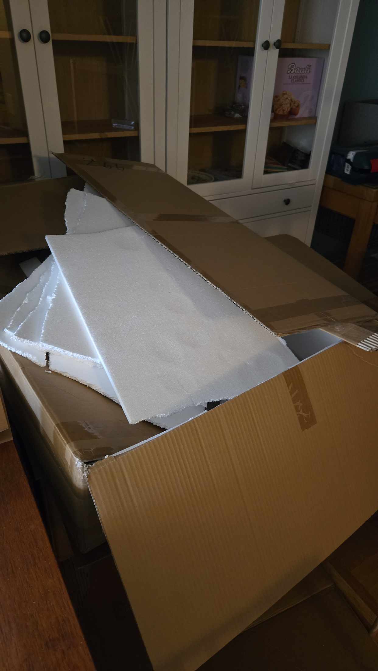 image of 8 large boxes 1 monitor - Solna