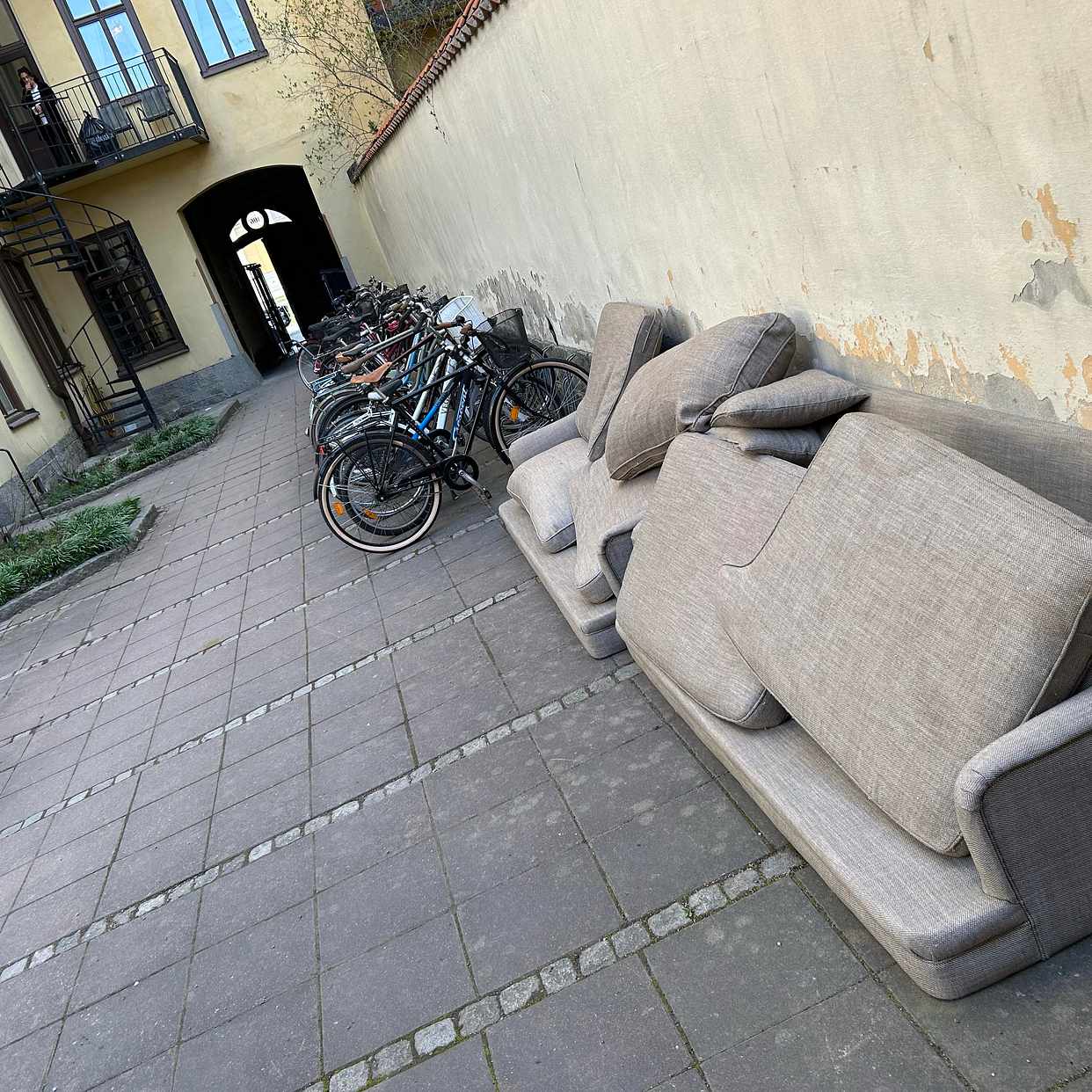 image of Slänga två soffor - Stockholm