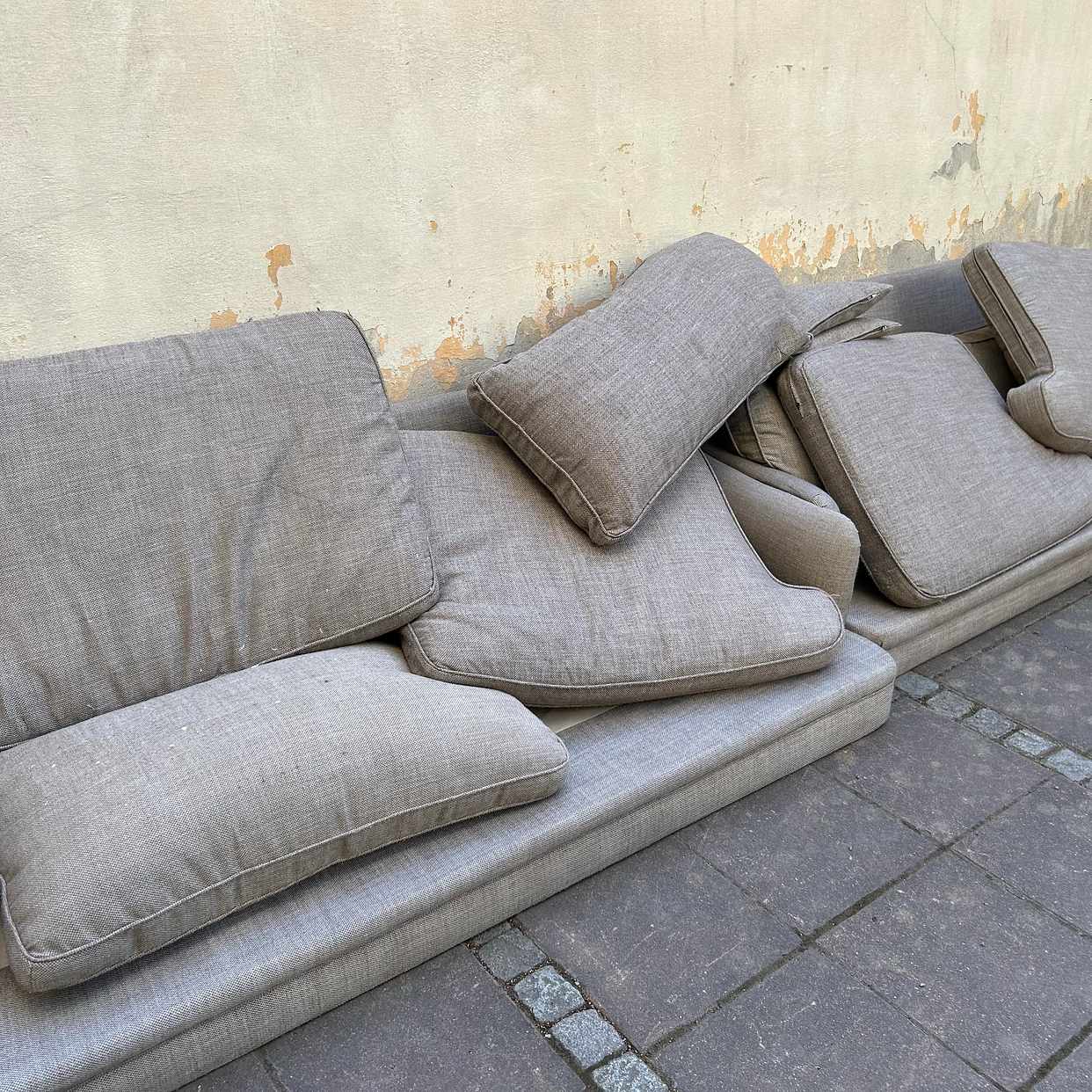 image of Slänga två soffor - Stockholm