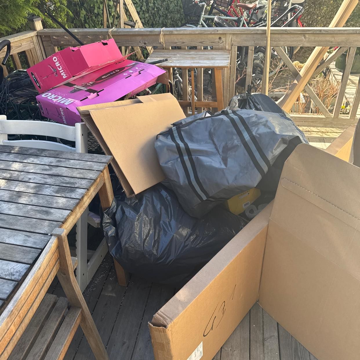 image of Skräp. Rensar. - Bromma