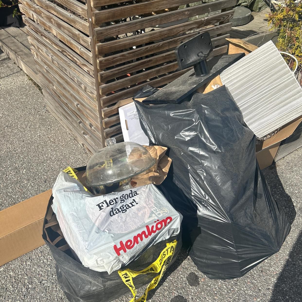 image of Cardboard + random lamp - Järfälla