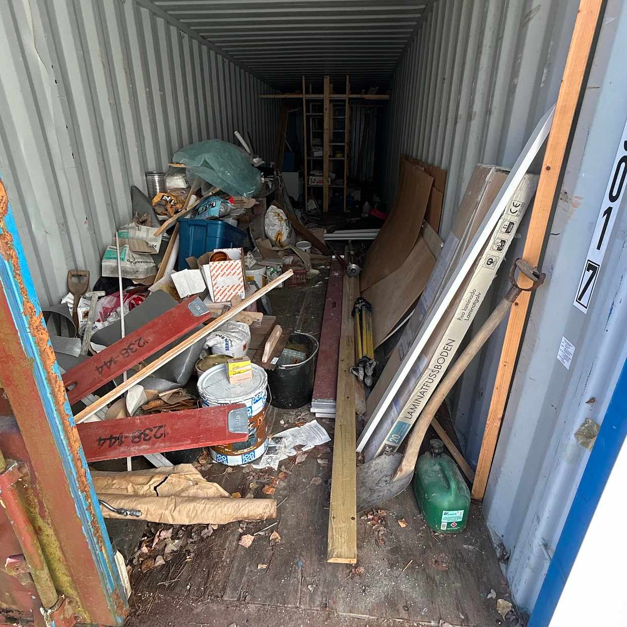 image of Blandar skräp i container - Djursholm