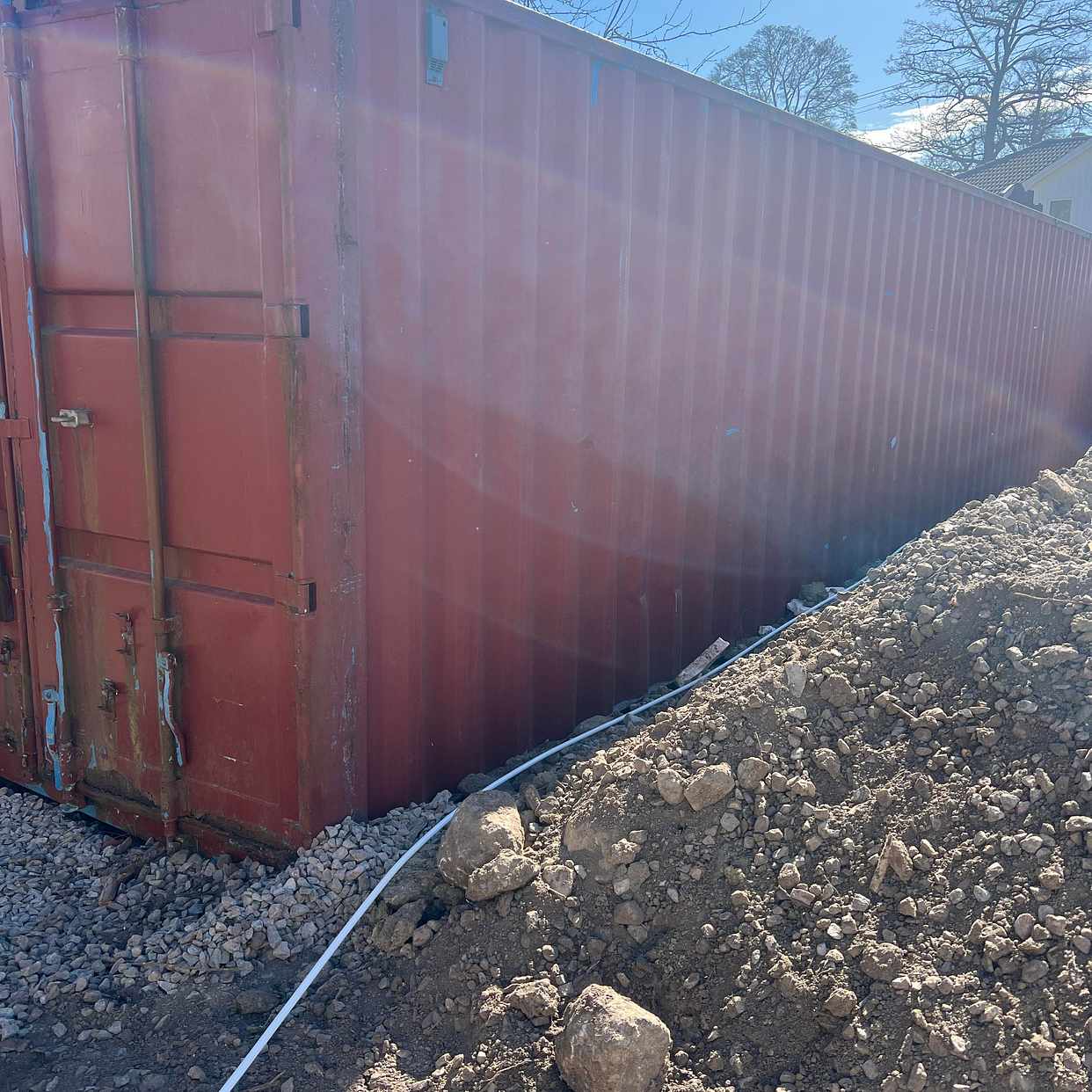 image of Blandar skräp i container - Djursholm