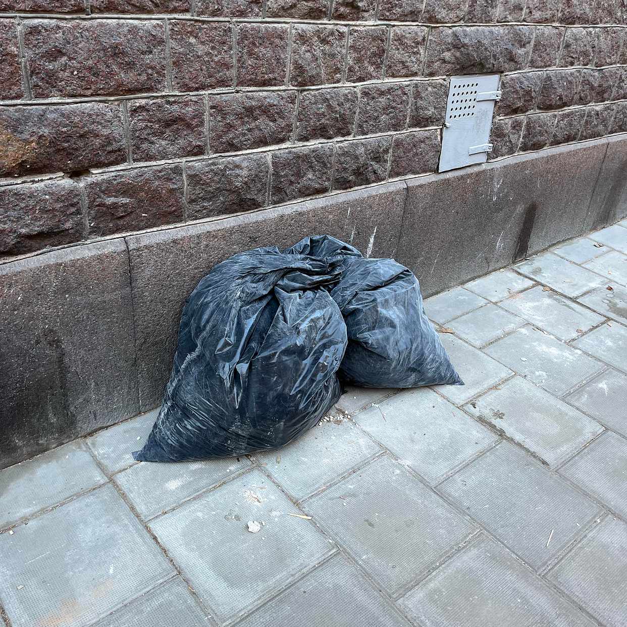 image of 2 säckar puts, byggavfall - Norrmalm