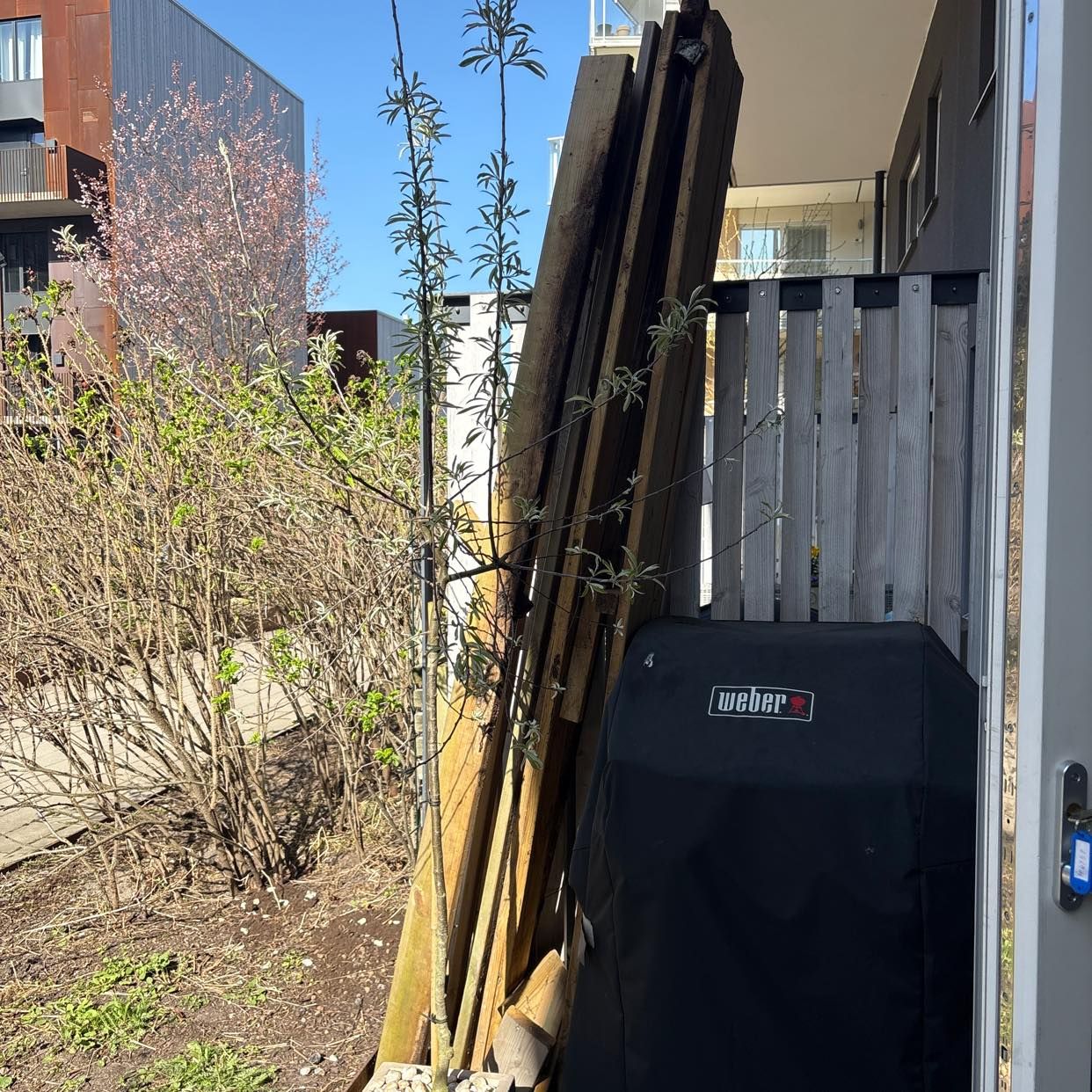 image of Säckar med jord + plankor - Stockholm