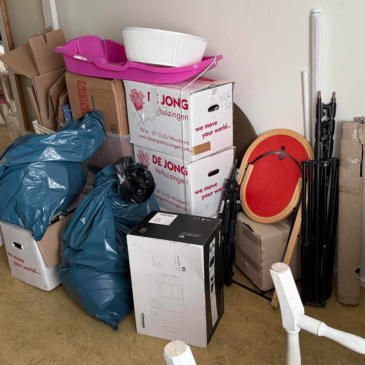 image of Kasta saker från källare - Skärholmen