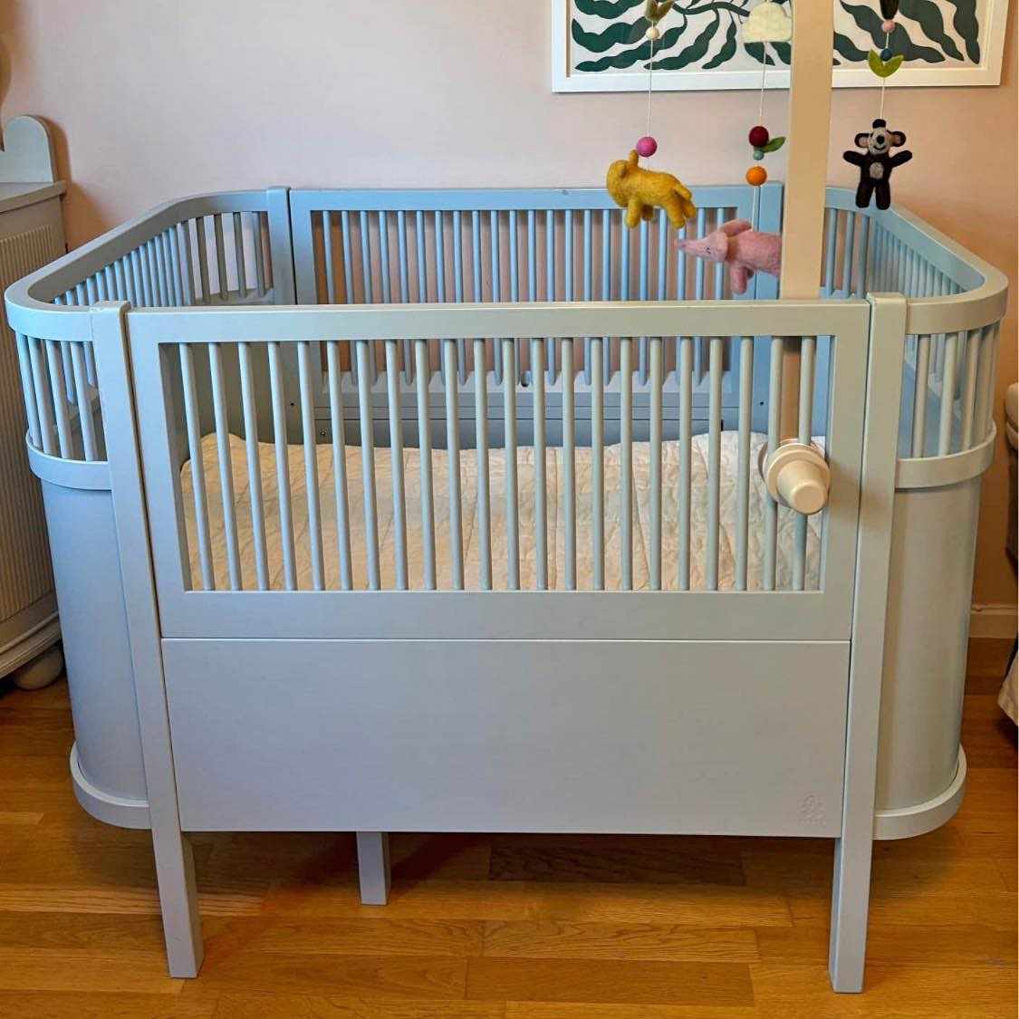 image of Baby crib and small table - 