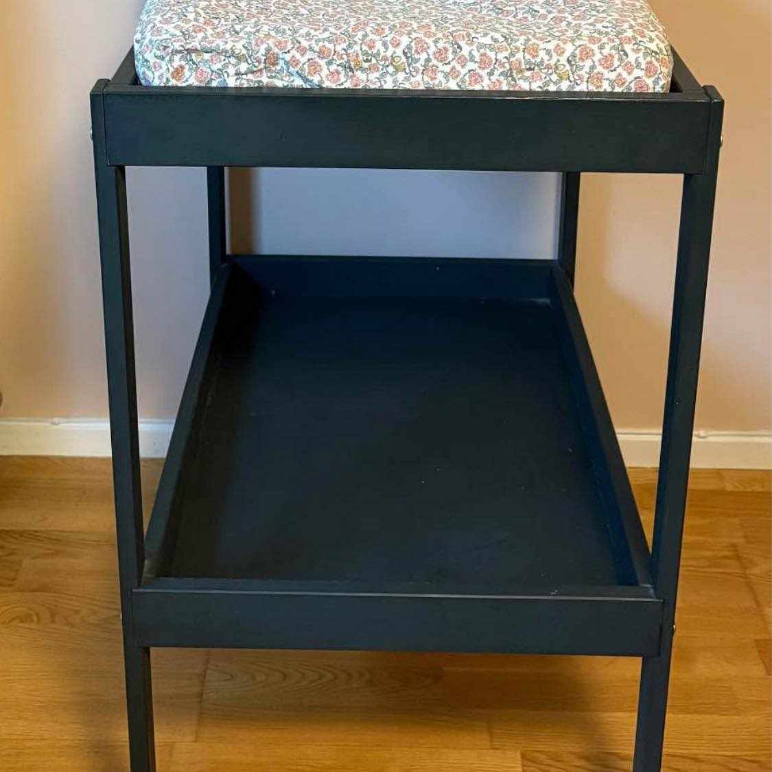 image of Baby crib and small table - 