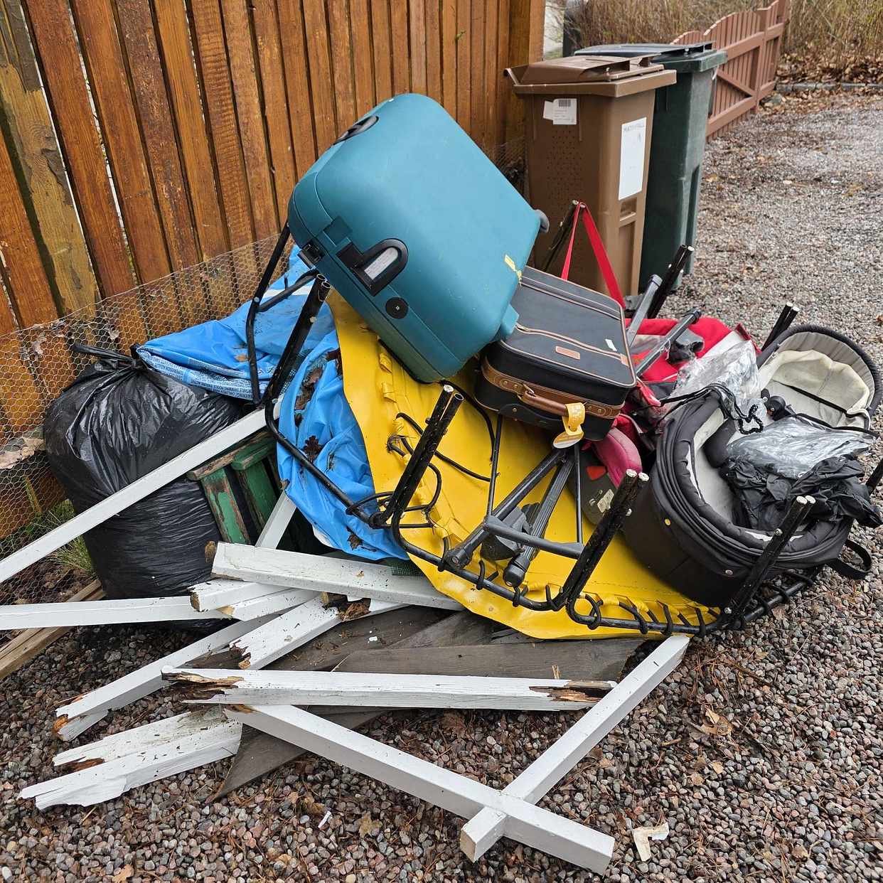 image of Div skräp lövsäckar, trä - Saltsjö-Boo