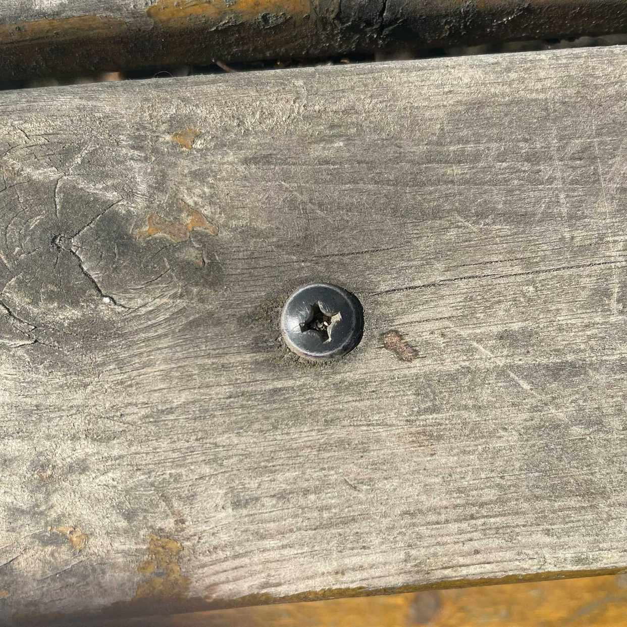 image of 2 bänkar för skrotning - Kista